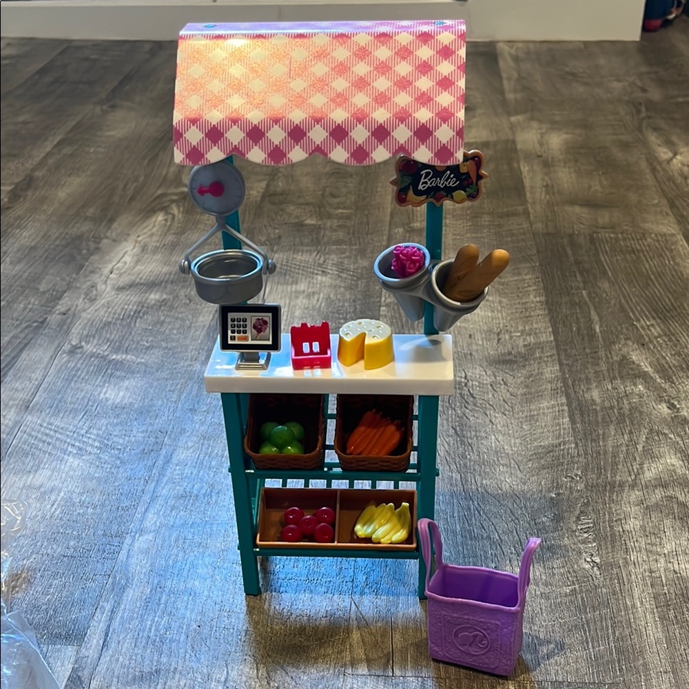 Barbie vegetable stand with shopping bag